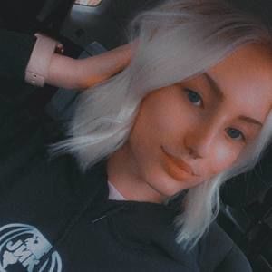 Meet your Posher, Elly!